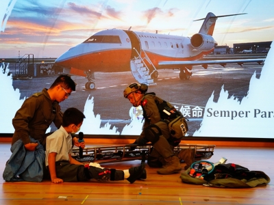 香港飛行服務隊機師及空勤主任到校舉辦講座及展覽