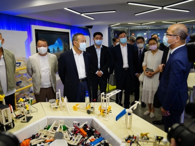 紫荊文化集團毛超峰董事長、聯合出版集團傅偉中董事長、教聯會領導蒞臨學校